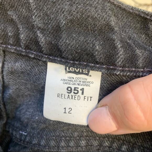 Vintage 90s Ladies Levi’s 951 relaxed fit black jean shorts Size 12 - Picture 3 of 8